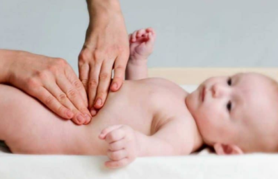 علاج الامساك عند الاطفال الرضع بأكثر الطرق الآمنه علي الرضيع