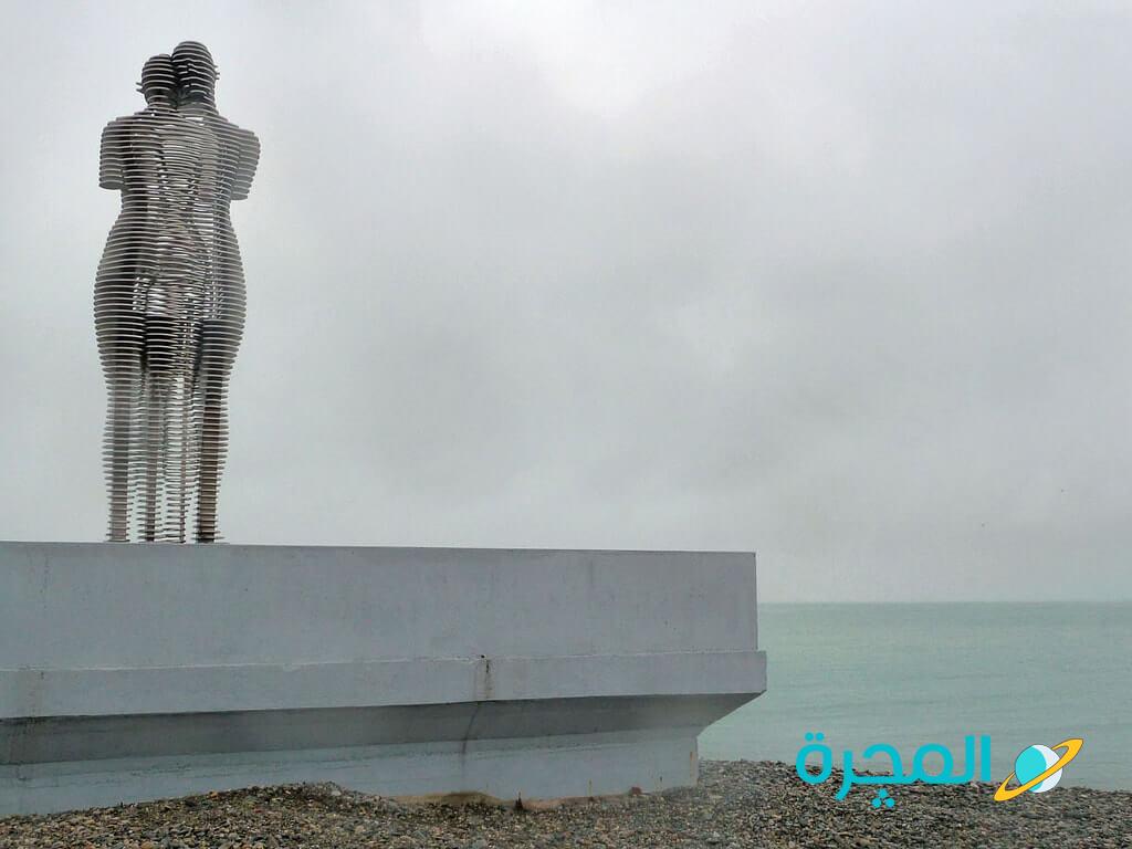 تمثال علي ونينو باتومي